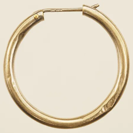 Udda örhänge, Ø32mm, bredd 2,5mm, bucklig, vitguld, 18K  Vikt: 1,6 g
