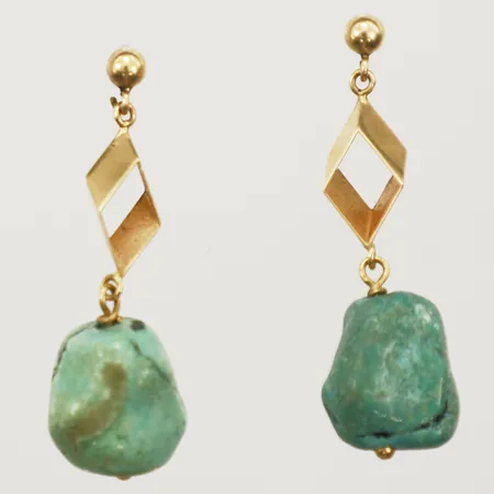 Ett par örhängen med gröna turkoser, längd 30mm, bredd 2,3-9,3mm, saknar snurrebussar, 18K Vikt: 3,3 g