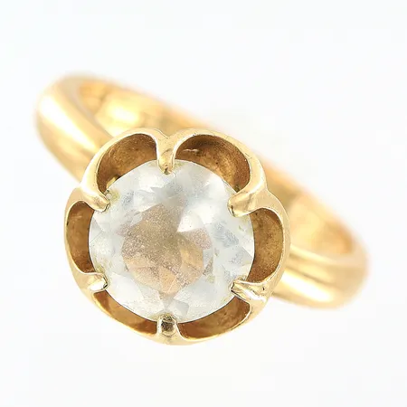 Ring med vit sten stl:17, bredd 3-10,5mm, gravyr, 18K Vikt: 4,7 g