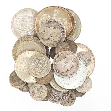 Mynt 3 st 5 kronor 1954-55,8 st 2 kronor 1940-65,3 st 1 kronor 1875-1930,1 st 5 krona 1935,2 st 50 öringar 1883 och 1955,8 st 25 öringar 1905-1955, 10 öringar 8 st1904-1920,totalvikt 256 gram. Vikt: 256 g