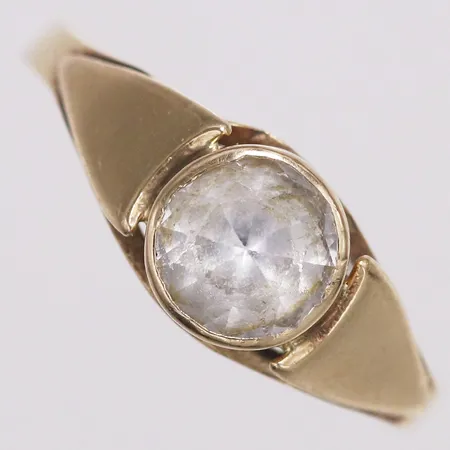 Ring med vit sten stl:17½ bredd 3,9-8,7mm, bucklig skena, 14K Vikt: 1,2 g