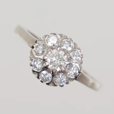 Carmoséring diamanter 1 x 0,35ct kvalitet ca W(H)/ VS, 8 x 0,08-0,09ct totalt 1,06ctv enligt gravyr, stl:19¾, bredd 11-2mm, CESON, Göteborg år 1977, vitguld 18K Vikt: 4,8 g