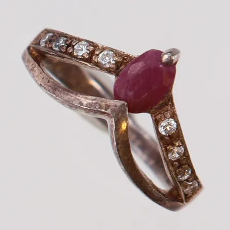Ring rubin och vita stenar stl:17, bredd 2-11mm, 925/1000 silver Vikt: 2,8 g