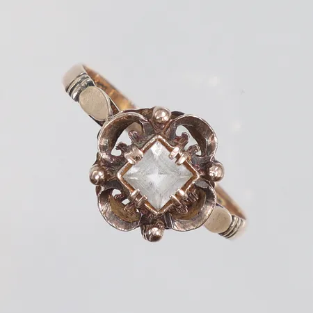 Ring med vit sten stl:18 bredd 2-10mm 9K Vikt: 2,1 g