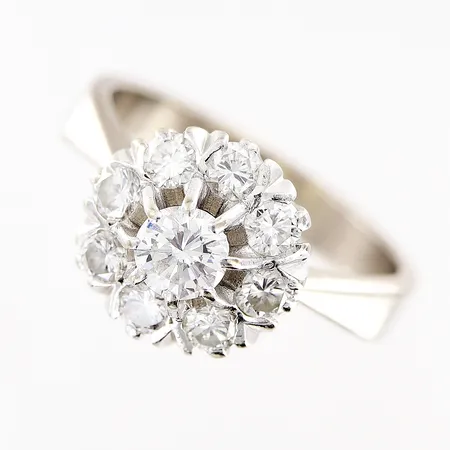 Ring Toivo Pripp Guldsmed med diamanter 1 x ca 0,45ct 8 x ca 0,08ct, stl: 19¾, bredd: 1,5-12mm, vitguld, 18K Vikt: 7,7 g