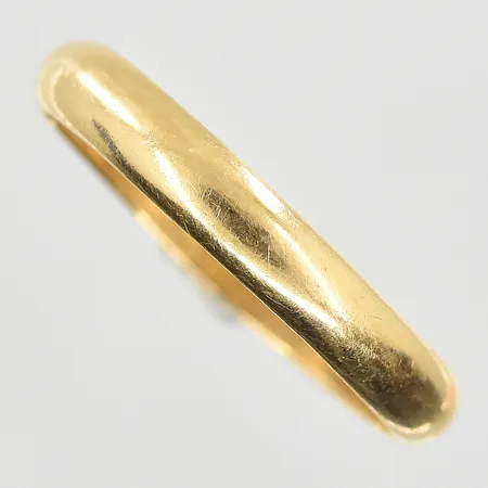 Ring stl:21¼ bredd 4mm, gravyr, 18K. Vikt: 4,5 g