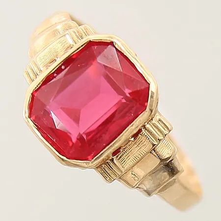 Ring med rosa syntetisk safir stl:17½ bredd 1,7-9,9mm, skev skena, gravyr 18K Vikt: 1,7 g