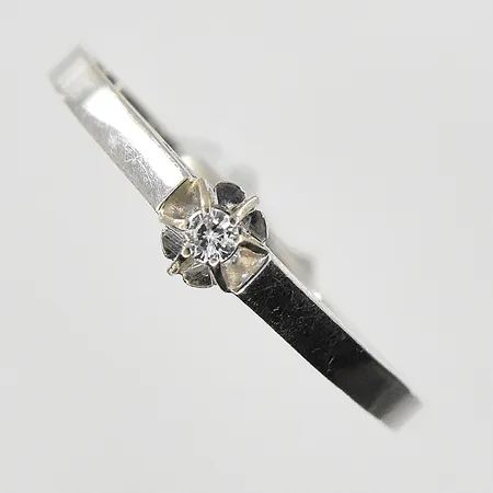 Ring med diamant 0,03ct stl:18, bredd 1-4mm, vitguld, 18K. Vikt: 1,9 g