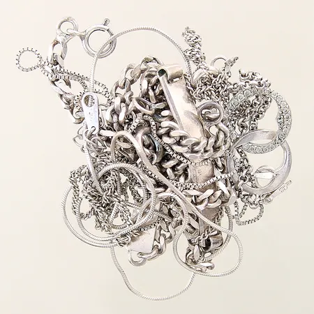 Diverse silversmycken defekta, gravyr silver 830-925/1000 Vikt: 25,4 g