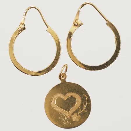 Hänge med gravyr, ett par örhängen buckliga, 18K Vikt: 2,3 g