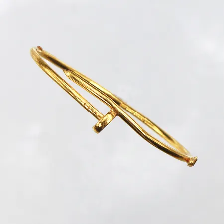 Armring Thai 1/2 Baht,längd ca 6 cm,ojämn form,23k. Vikt: 7,6 g