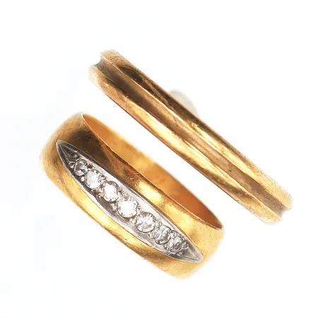 Trasigt guld,några stenar,23k. Vikt: 10,7 g