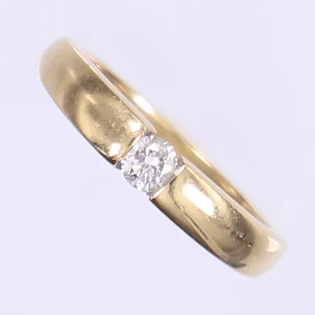 Ring med diamant 1x ca 0,16ct stl:16½, bredd 2,5-3,5mm, GHA, 18K Vikt: 3,3 g