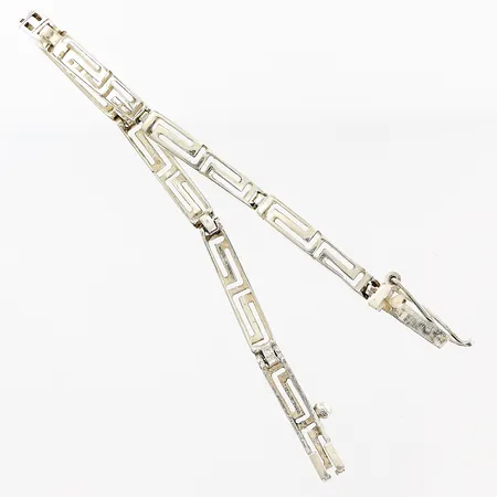 Armband med genombruten meanderbård längd 19,5cm, bredd 4,5mm, lås behöver justeras, silver 925/1000 Vikt: 10,8 g