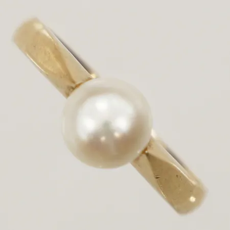 Ring med pärla stl: 18¼ bredd 7mm, 18K  Vikt: 3,3 g