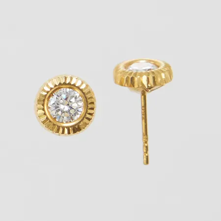 Ett par Örhängen med vita stenar, längd ca 12mm, Ø7mm, saknar en snurrebuss, 18K, bruttovikt 0,6g Vikt: 0,6 g