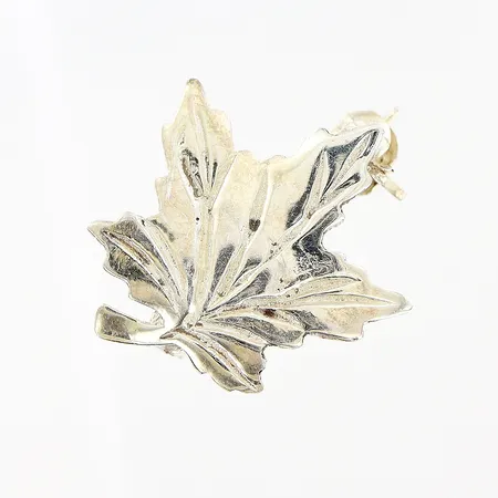 Brosch löv längd 19mm, bredd 16mm, silver 925/1000 Vikt: 1,4 g