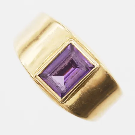 Klackring med lila sten stl 16, bredd 4-9mm, Ekström Aktiebolag D, Falköping år 1963, slitage, 18K Vikt: 2,1 g