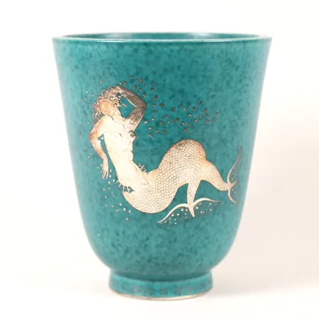 Vas "Argenta" Wilhelm Kåge för Gustavsberg, stengods med silverdekor, personlig dedikation från Gustavsbergs Fabriker, numrerad 978, höjd: 20,5cm, slitage. Vikt: 0 g Skickas med postpaket.