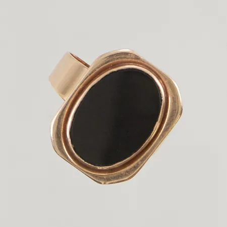 Ring onyx ca stl:20 bredd 21x17mm skev skena 14K 5,8g.