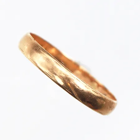 Ring med gravyr,ojämn form,storlek 20 mm,bredd 3.4 mm,18k. Vikt: 2,1 g