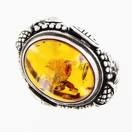 Ring stl:18½ bredd på skena 5-14mm, sten troligen bärnsten 20x15mm, ostämplad, silver.  Vikt: 17,5 g