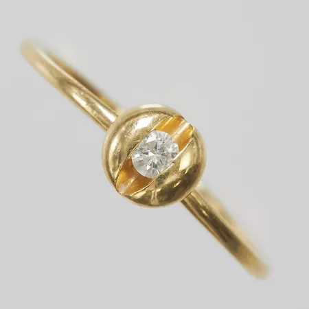 Ring med diamant 1 x ca 0,06ct, stl:16, bredd 1-5mm, höjd 1,5-4,5mm, 14K, 1,6g Vikt: 1,6 g