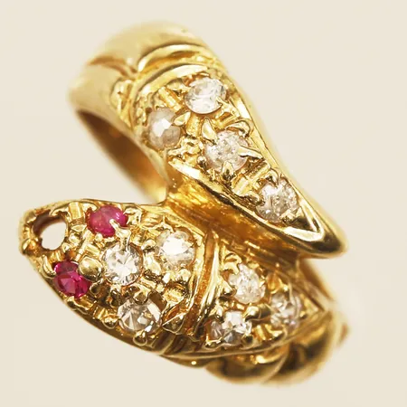 Ring Orm med färgade stenar, stl 16¼, bredd 14,5mm, 18K  Vikt: 5,6 g