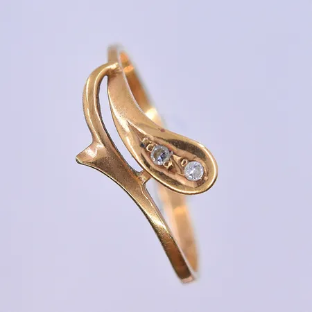 Ring stl:15¾, bredd 2-6 mm 18K. Vikt: 1 g
