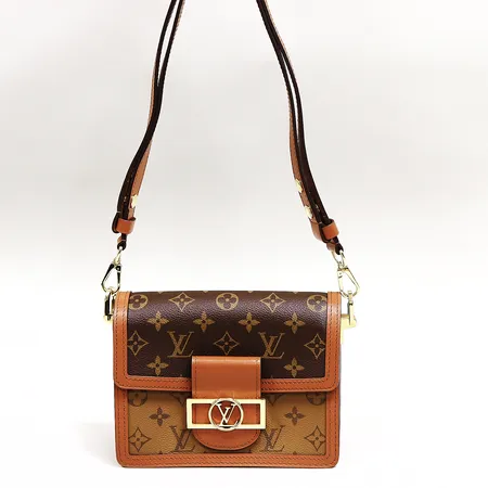 Väska Louis Vuitton Dauphine mini bag M45959 20x15x9cm Other Monogram Canvas, detaljer och beslag i gulmetall, skyddsplast kvar på en del metalldetaljer, kvitto Juli 2024 LV butik Amagertorv Köpenhamn, dustbag, kartong, bra skick.