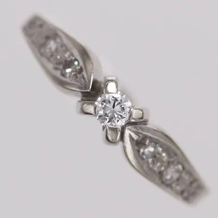 Ring med diamanter 1 x ca 0,05ct, 2 x ca 0,02ct, 4 x ca 0,01ct stl:16 bredd 1,6-3,8mm, nagg på diamant, vitguld 18K Vikt: 1,8 g