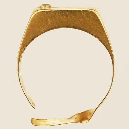 Klackring med vit sten stl 15½, defekt, 18K  Vikt: 2,1 g