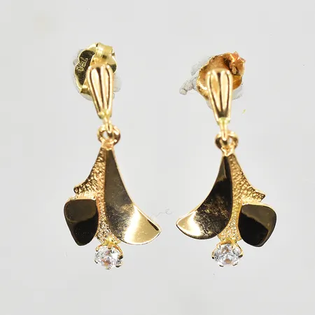 Örhängen med vita stenar längd 24mm, bredd 10mm, 18K. Vikt: 2 g