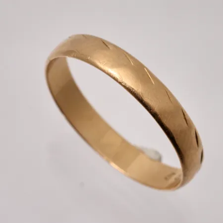 Ring stl:19½ bredd 3,9mm, gravyr, skev skena, 18K 2,78g.