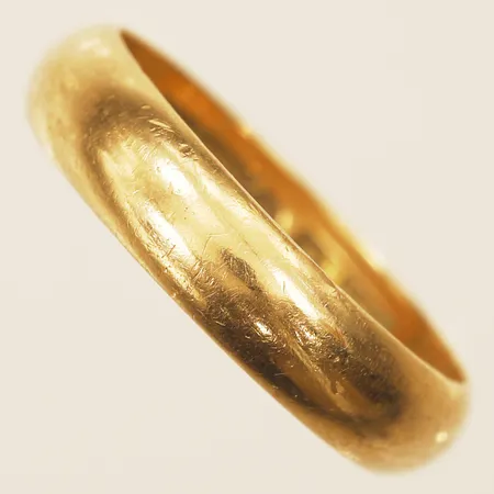 Ring slät stl:18½ bredd 4,7mm, gravyr, 18K Vikt: 5,1 g