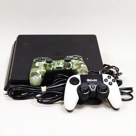 Sony Playstation CUH 2216A nr 02-27452574-3801567, 1 handkontroll Sony CUH-ZCT2E, 1 handkontroll wired @play (fungerar till PSP 4) modell 263128, 1 nätkabel, 2 HDMI kablar, inga övriga tillbehör. Skickas med postpaket.