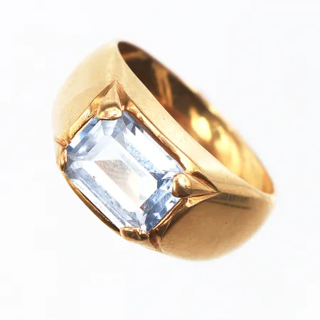 Ring med sten,John Petterssons Eftr Juvelerar AB Stockholm,storlek 16 ¾ mm,bredd 4.9-9.4 mm,18k. Vikt: 3,9 g