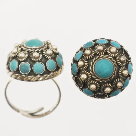 Två ringar med blå stenar, stl:18½ öppningsbara skeva saknar stenar, 925/1000 silver Vikt: 17,4 g