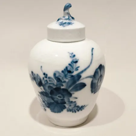 Urna med lock Blå Blomster, Royal Copenhagen Danmark, nr 1684, höjd 13cm, Ø9cm, porslin