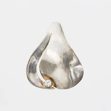 Hänge med vit sten längd 30mm, bredd 9-26mm, gravyr, silver 925/1000 Vikt: 6,8 g