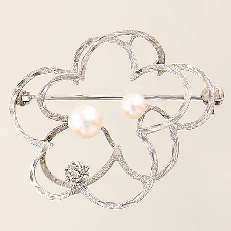Brosch 18K med 2st odlade saltvattenpärlor Ø4-5mm samt diamant ca 0,01ct 35x27mm, nål i 14K   Vikt: 4 g
