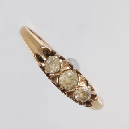 Ring med vita stenar stl: 16¼, bredd 1-3mm, 18K Vikt: 1,8 g