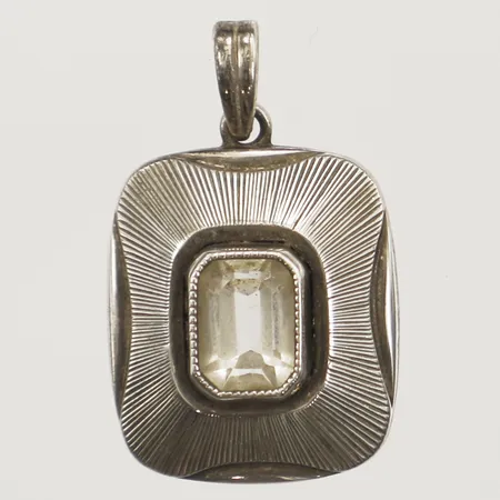 Hänge med vit sten längd 20mm inkl ögla, bredd 14,8mm, 835/1000 silver Vikt: 1,9 g