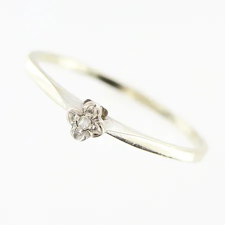 Ring med 8/8-slipad diamant 0,005ct, stl 16¾, bredd 1-3,5mm, vitguld i behov av rodiering, 18K Vikt: 1,1 g