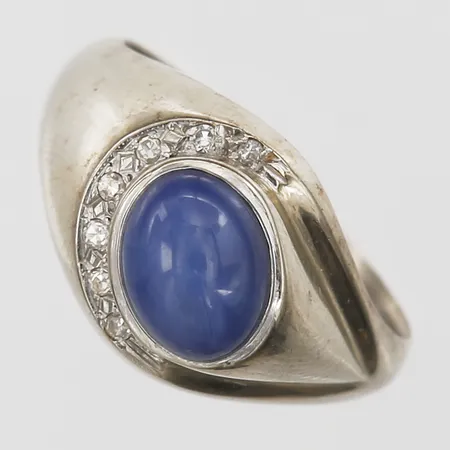Ring med syntetisk stjärnsafir samt 7st åttkantsslipade diamanter, stl: 18½, 14K vitguld Vikt: 5,4 g