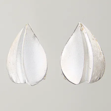 Örhängen löv Matti J Hyvarinen 25x17mm clips silver 925/1000 Vikt: 6,4 g
