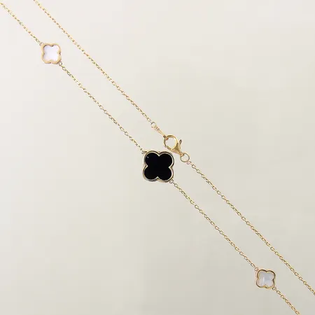 Collier med integrerade hängen längd 87cm bredd 0,9-14mm, kanterna på hängena något slitna, OBS! Ej märkesdesign 18K Vikt: 15,6 g