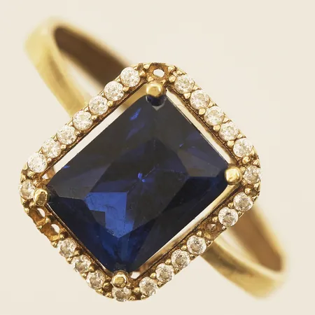 Ring med blå samt vita stenar stl:18, bredd 2,5-12,3mm, saknar stenar, 14K  Vikt: 2,2 g