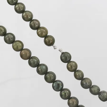 Pärlcollier med färgade gröna sötvattenpärlor, Ø 10mm, dobbar i silver,  lås saknas Vikt: 56,1 g