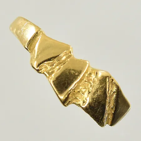 Ring stl:18 bredd 2-6mm, skev skena, 18K. Vikt: 2 g
